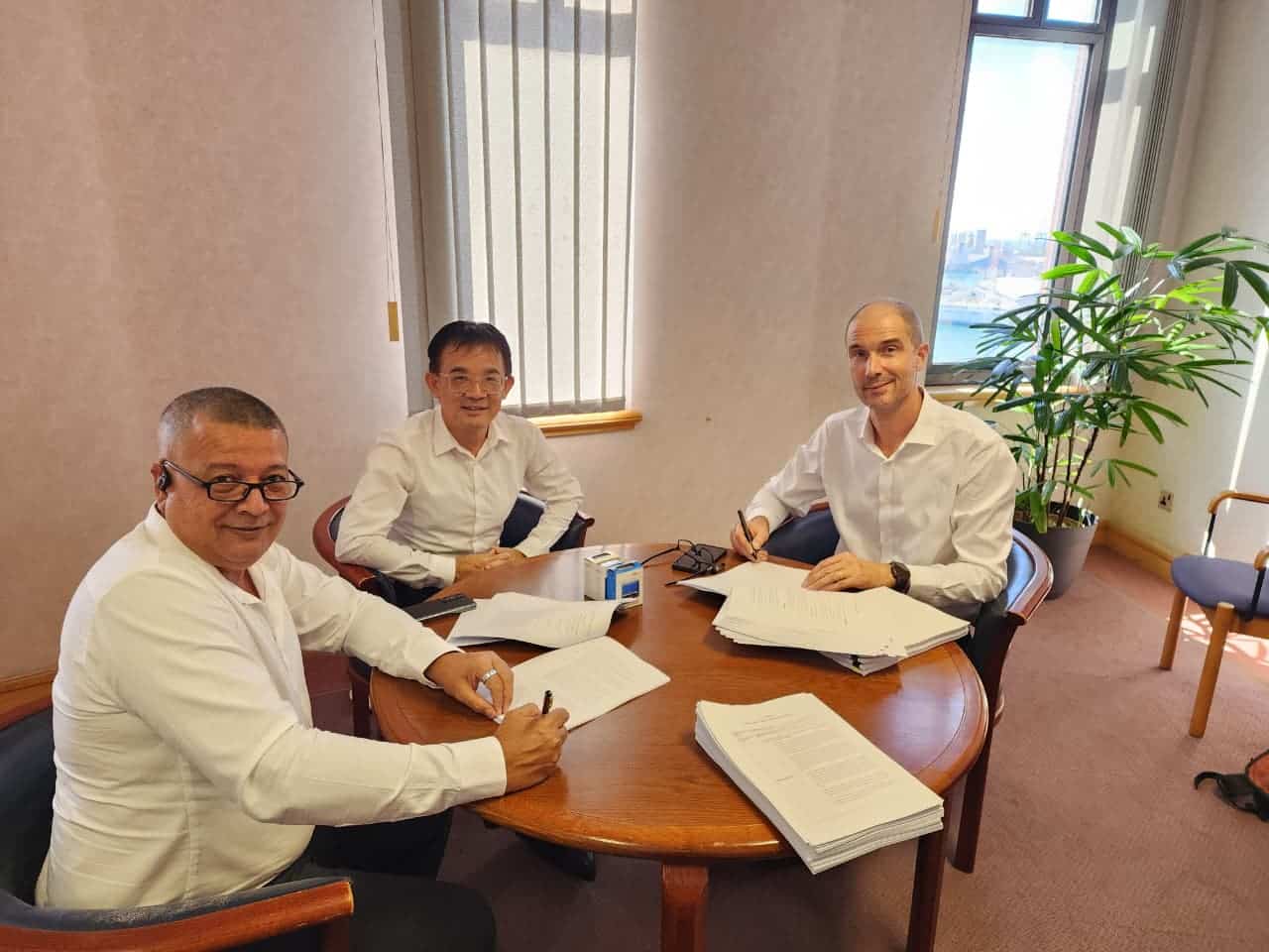 Qair’s energy project financing in Africa: Signing ceremony for the USD 150M Stor'Sun hybrid solar and battery storage project in Mauritius, supported by SBM Bank.