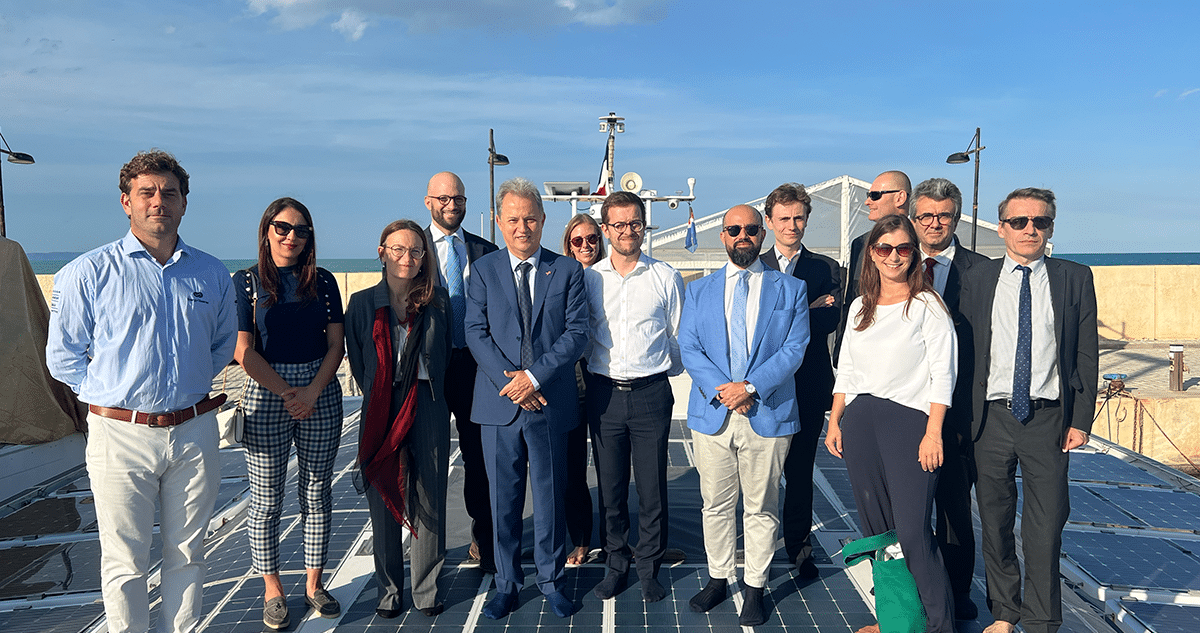 Représentants de Qair et délégation de l'Ambassade de France en Tunisie sur Energy Observer