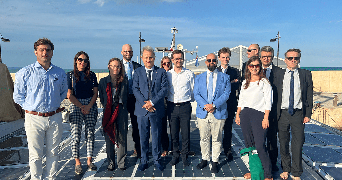 Représentants de Qair et délégation de l'Ambassade de France en Tunisie sur Energy Observer