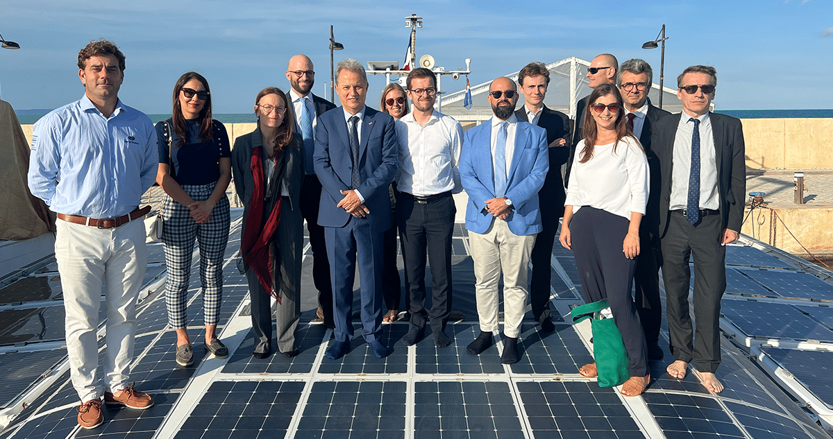 Représentants de Qair et délégation de l'Ambassade de France en Tunisie sur Energy Observer